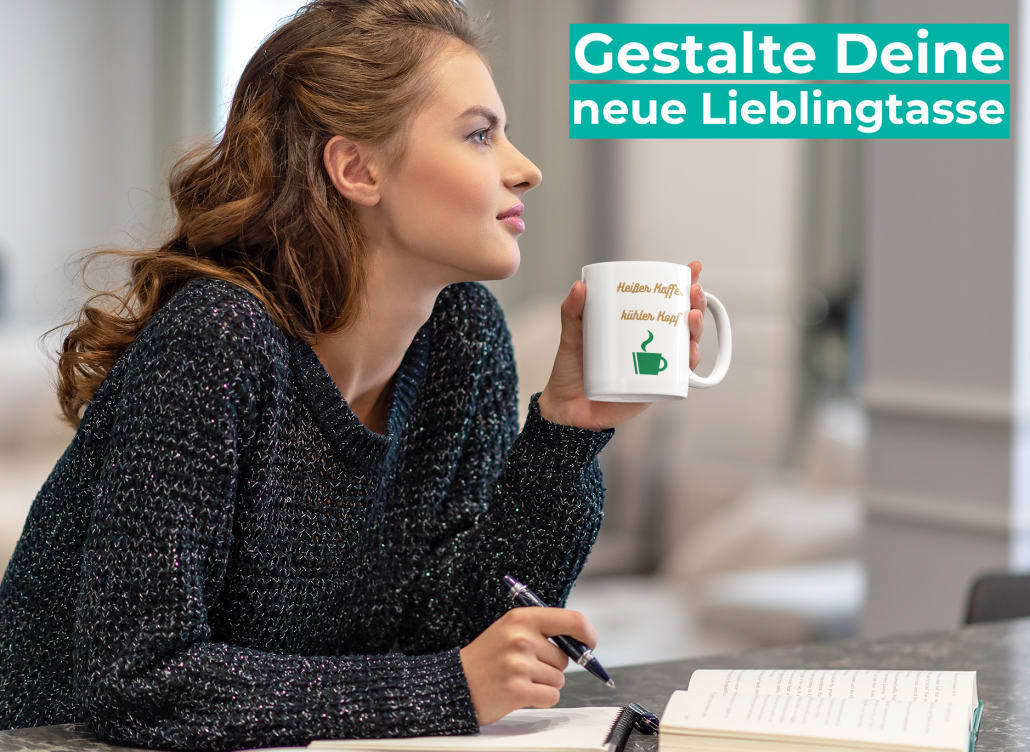 Frau mit einer Kaffeebecher liest Buch in der Küche 